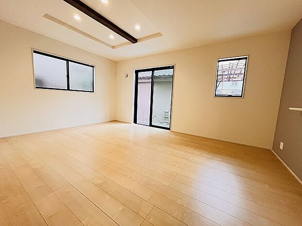 家族の集まるリビングは気持ちの良い自然光が差し込む団欒空間。室内のご見学予約も随時、受付中ですのでお気軽にお問合せください。