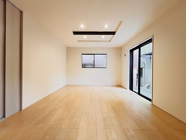 ゆとりのあるサイズのリビングダイニング。 お食事スペースと、お寛ぎ空間を分けてご利用可能。 少し大きめのソファーを置いて、 一家団欒なお時間をご共有ください。