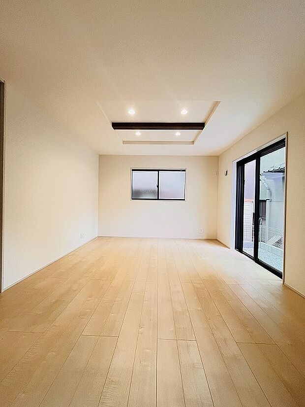 実際に室内をご見学頂くと生活のイメージが広がると思います。家具を置いたイメージや窓からの景色など。周辺で販売に出している物件も一緒にまとめてご見学頂き、比較する事もできます。