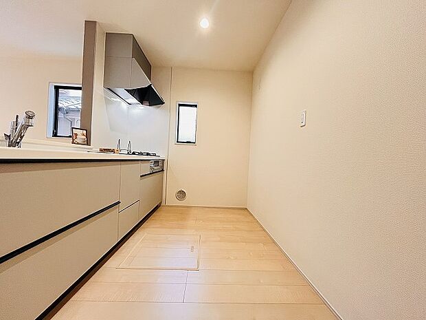 キッチンコンロスペースの近くには、空気の入れ替えが可能な開口部を設置!! お料理をする際には、換気扇を回しながら匂いが籠らない様に開放してお料理もお楽しみ頂けます。