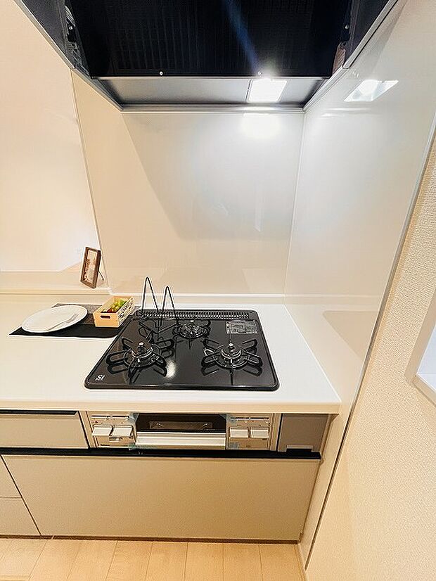 カウンターキッチンならではの開放的な見通し、全体が見渡せることでご家族の団欒スペースもより明るく笑顔が溢れる空間となります。