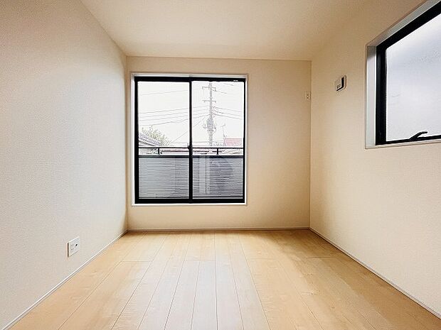 実際に室内をご見学頂くと生活のイメージが広がると思います。家具を置いたイメージや窓からの景色など。周辺で販売に出している物件も一緒にまとめてご見学頂き、比較する事もできます。