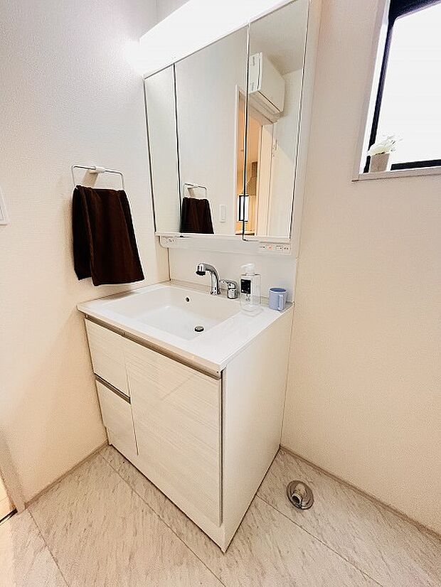 三面鏡に洗面台。 コンセントに照明機能、多機能性を備えた設備です。