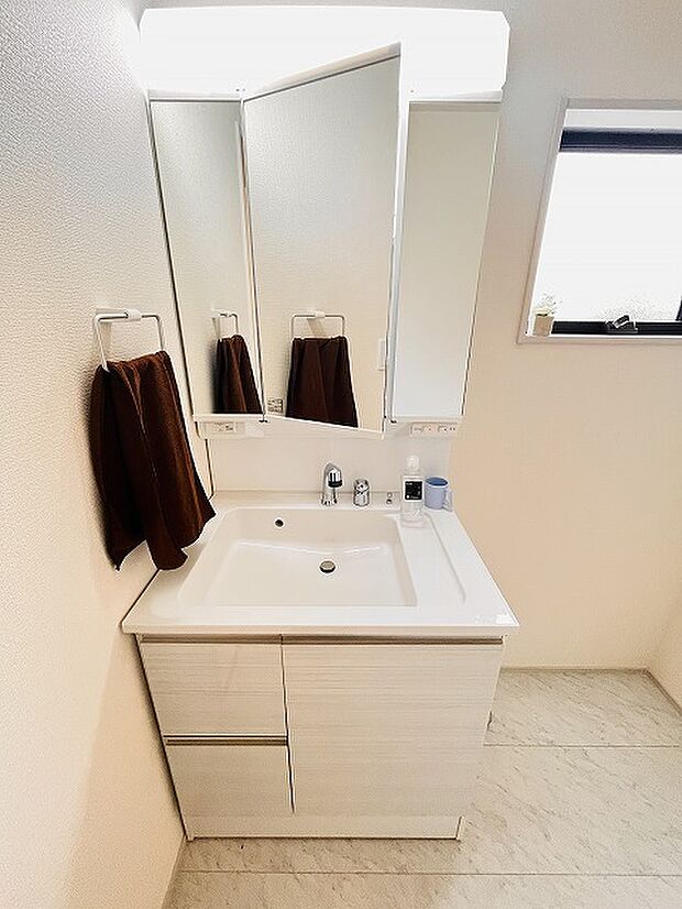 三面鏡に洗面台。 コンセントに照明機能、多機能性を備えた設備です。