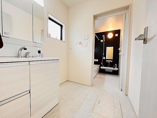 使いやすいタイプの洗面化粧台のあるランドリースペース