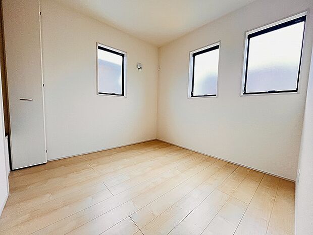 スタイリッシュなデザインと快適な居住性を兼ね備えた洋室。広々とした空間は、自分らしいインテリアを楽しむことができるほか、リラックスした時間を過ごすことができそうです。