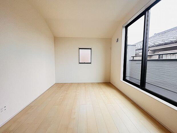 洋室はモダンなデザインと機能性を備え、快適な生活空間に。明るい窓から差し込む自然光が広々とした空間をさらに明るく開放的に感じさせます。