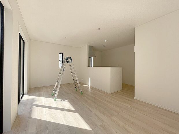 家族の集まるリビングは気持ちの良い自然光が差し込む団欒空間。室内のご見学予約も随時、受付中ですのでお気軽にお問合せください。 