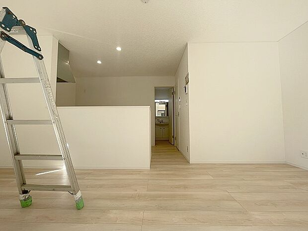 実際に室内をご見学頂くと生活のイメージが広がると思います。家具を置いたイメージや窓からの景色など。周辺で販売に出している物件も一緒にまとめてご見学頂き、比較する事もできます。