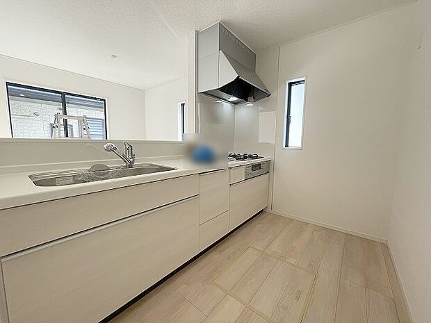 カウンターキッチンならではの開放的な見通し、全体が見渡せることでご家族の団欒スペースもより明るく笑顔が溢れる空間となります。