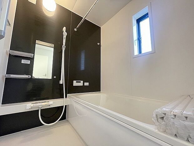 一日の疲れを癒してくれるゆったりとしたバスルームです。