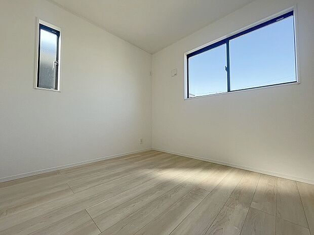 洋室はモダンなデザインと機能性を備え、快適な生活空間に。明るい窓から差し込む自然光が広々とした空間をさらに明るく開放的に感じさせます。  