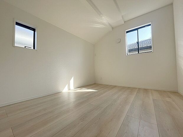 洋室はモダンなデザインと機能性を備え、快適な生活空間に。明るい窓から差し込む自然光が広々とした空間をさらに明るく開放的に感じさせます。  