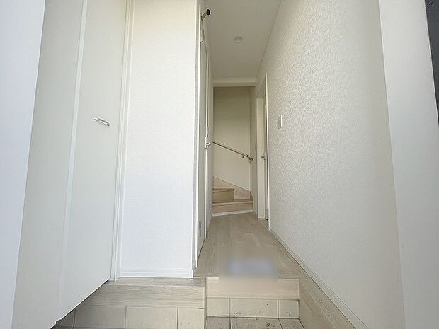 玄関は家の第一印象を左右する重要な場所。ほどよい広さとスタイリッシュな色遣いが印象的です。 