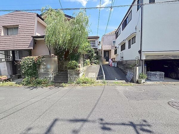 安心して暮らすことのできる住宅街。　住宅地の道路は一般に交通量が少なく車などの騒音が少ないため、住民にとって静かな生活環境が提供されます。
