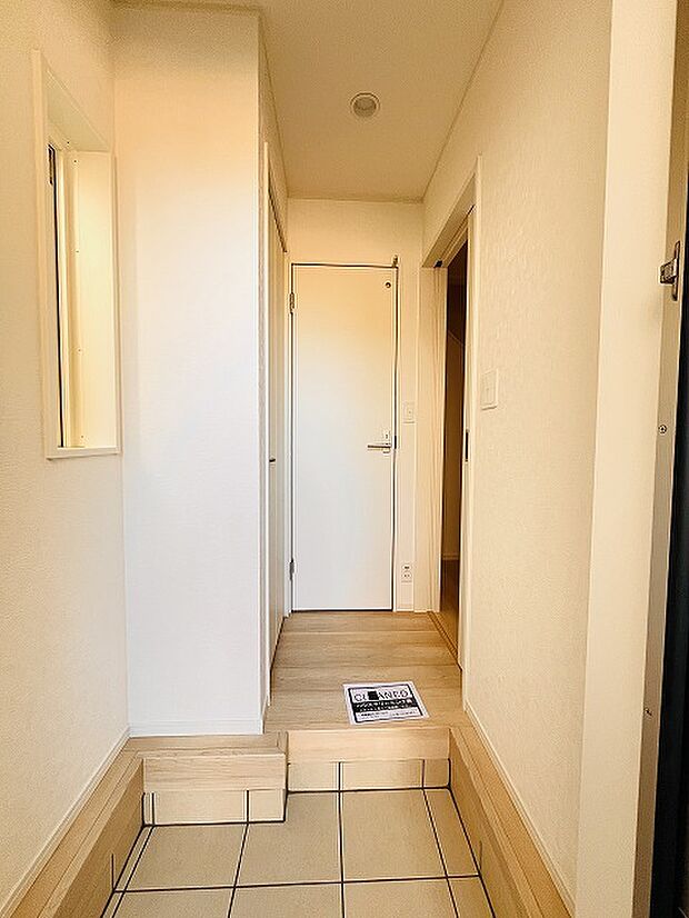 玄関は家の第一印象を左右する重要な場所。ほどよい広さとスタイリッシュな色遣いが印象的です。 