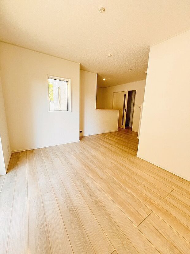 家族が食事するダイニングスペースをキッチンから見渡せる設計に。お料理をしながら家族とのコミュニケーションが増えそうな予感。 