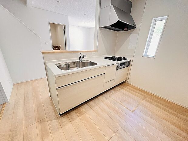 カウンターキッチンならではの開放的な見通し、全体が見渡せることでご家族の団欒スペースもより明るく笑顔が溢れる空間となります。 