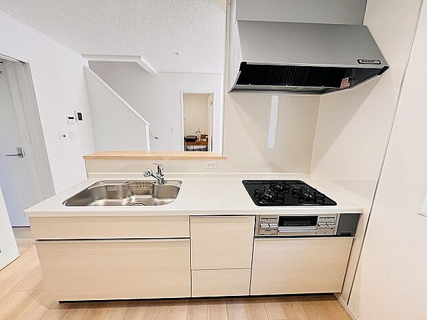 カウンターキッチンは、キッチン側とリビング側に分かれてお店間隔でのお食事も可能！！ お休みの日には、いろいろな楽しみ方を家族みんなでお楽しみください 