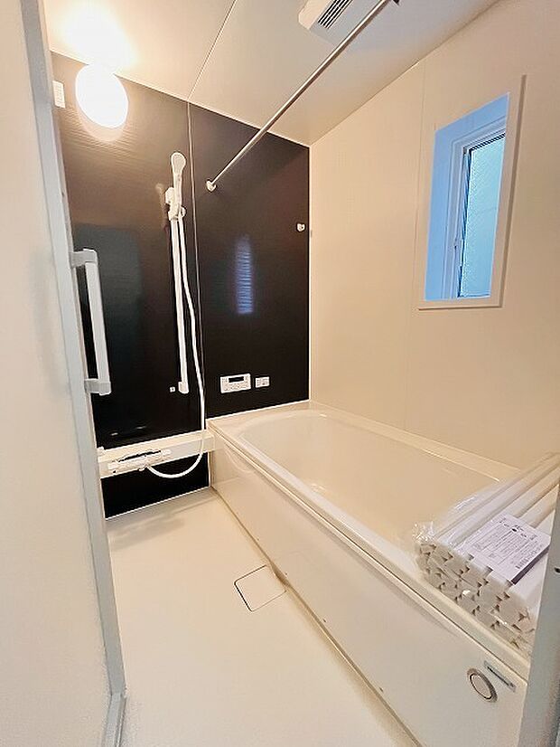 一日の疲れを癒してくれるゆったりとしたバスルームです。 