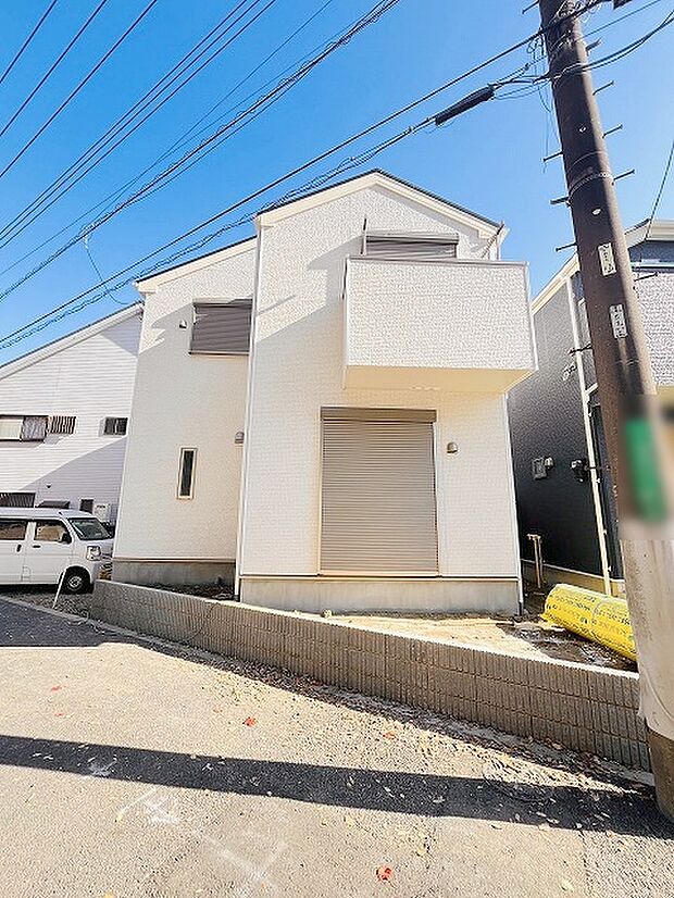 周辺の街並みの中で適度な主張、生活に溶け込むシンプルなデザインの外観が魅力の一戸建です。 