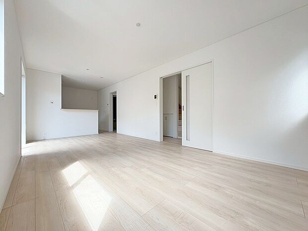 家族が食事するダイニングスペースをキッチンから見渡せる設計に。お料理をしながら家族とのコミュニケーションが増えそうな予感。 