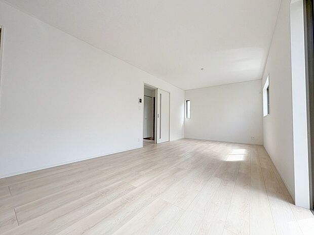 家族の集まるリビングは気持ちの良い自然光が差し込む団欒空間。室内のご見学予約も随時、受付中ですのでお気軽にお問合せください。