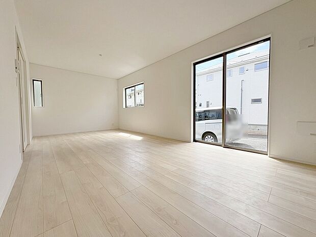 ゆとりのあるサイズのリビングダイニング。 お食事スペースと、お寛ぎ空間を分けてご利用可能。 少し大きめのソファーを置いて、 一家団欒なお時間をご共有ください。 