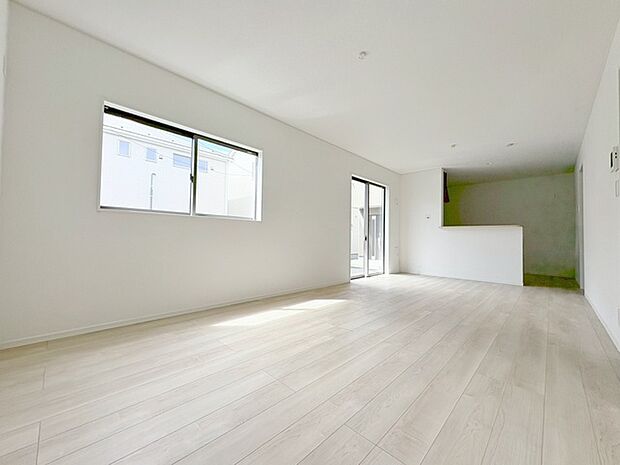 実際に室内をご見学頂くと生活のイメージが広がると思います。家具を置いたイメージや窓からの景色など。周辺で販売に出している物件も一緒にまとめてご見学頂き、比較する事もできます。