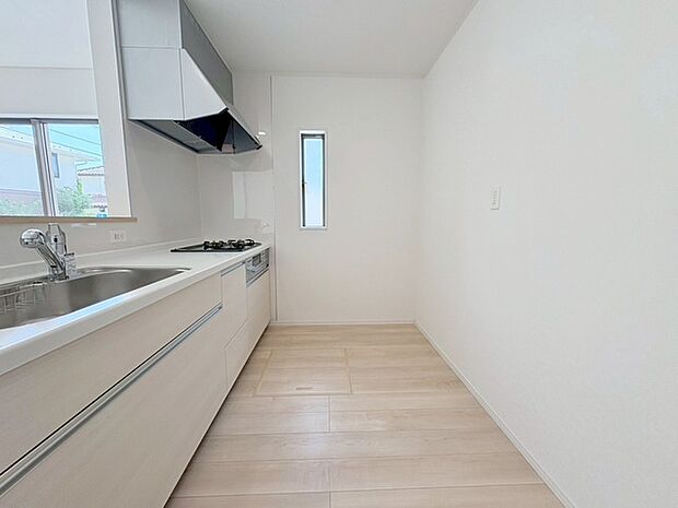 キッチンコンロスペースの近くには、空気の入れ替えが可能な開口部を設置!! お料理をする際には、換気扇を回しながら匂いが籠らない様に開放してお料理もお楽しみ頂けます。