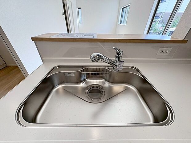 お料理をしながらリビングの家族やゲストとの会話が楽しめるカウンタータイプのキッチン。毎日のお料理を楽しく快適に。