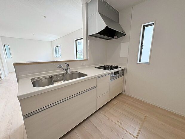 お料理をしながらリビングの家族やゲストとの会話が楽しめるカウンタータイプのキッチン。毎日のお料理を楽しく快適に。