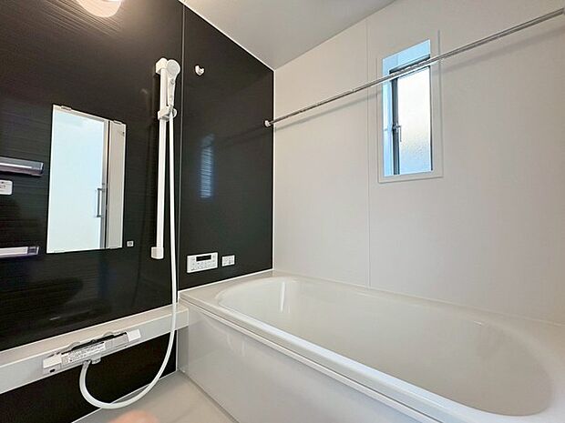 一日の疲れを癒してくれるゆったりとしたバスルームです。