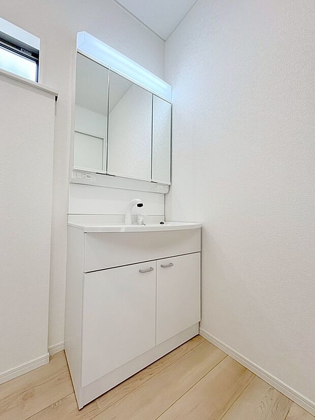 三面鏡に洗面台。 コンセントに照明機能、多機能性を備えた設備です。