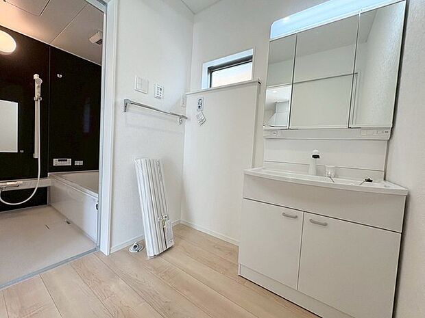 三面鏡に洗面台。 コンセントに照明機能、多機能性を備えた設備です。