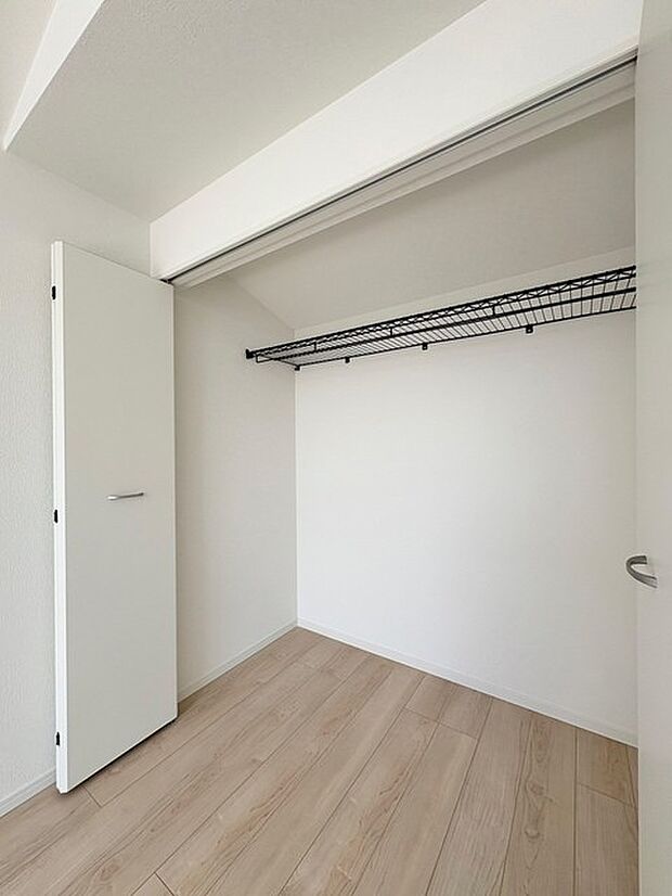 スタイリッシュなデザインと快適な居住性を兼ね備えた洋室。広々とした空間は、自分らしいインテリアを楽しむことができるほか、リラックスした時間を過ごすことができそうです。 