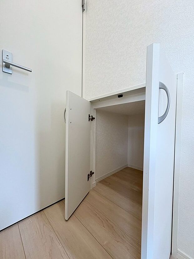 各所に効率的に配置された収納スペースがあり、日常のモノをすっきりと収納できます。 