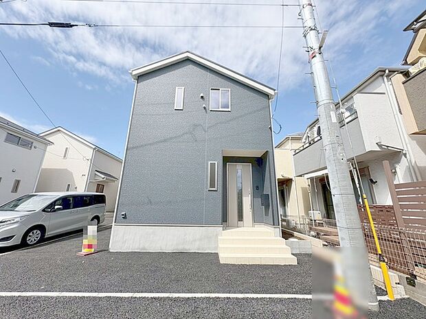 周辺の街並みの中で適度な主張、生活に溶け込むシンプルなデザインの外観が魅力の一戸建です。 