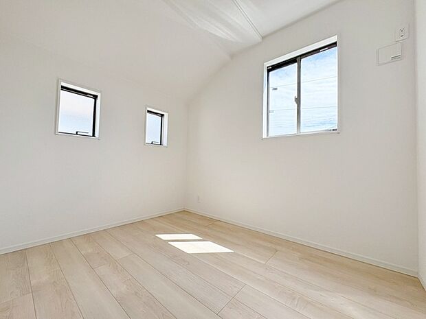 勾配天井の2階のお部屋。この勾配の角度がお洒落な雰囲気を感じさせてくれます。