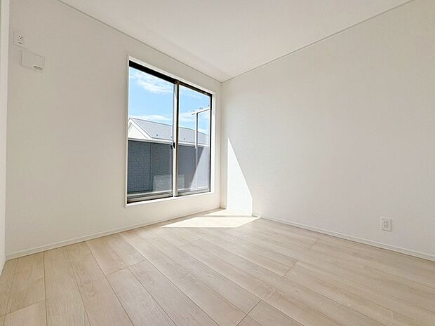 スタイリッシュなデザインと快適な居住性を兼ね備えた洋室。広々とした空間は、自分らしいインテリアを楽しむことができるほか、リラックスした時間を過ごすことができそうです。