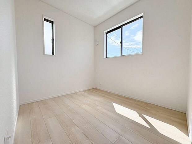 洋室はモダンなデザインと機能性を備え、快適な生活空間に。明るい窓から差し込む自然光が広々とした空間をさらに明るく開放的に感じさせます。