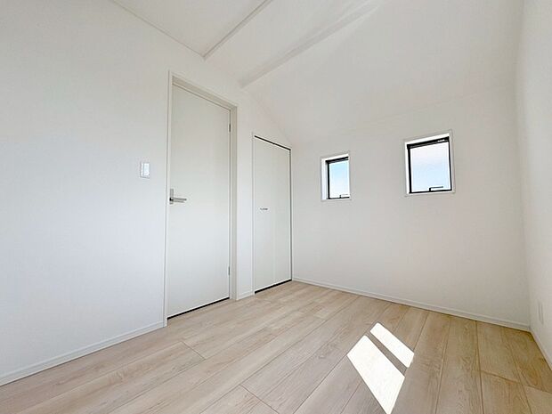 実際に室内をご見学頂くと生活のイメージが広がると思います。家具を置いたイメージや窓からの景色など。周辺で販売に出している物件も一緒にまとめてご見学頂き、比較する事もできます。