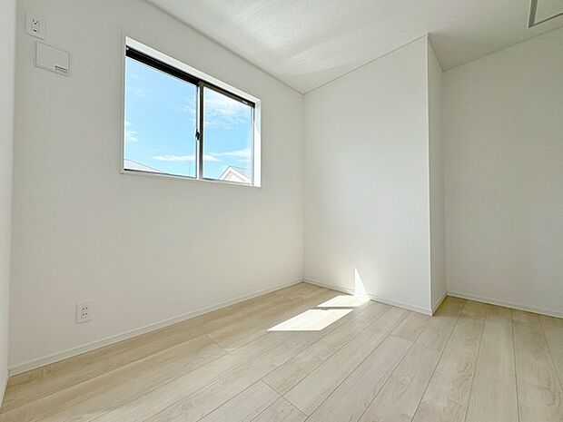 スマートなデザインと賢い収納が生活を快適にします。広々とした雰囲気を演出する工夫が施され、生活空間の魅力を引き出します。  