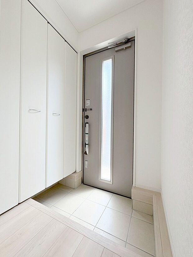 玄関は家の第一印象を左右する重要な場所。ほどよい広さとスタイリッシュな色遣いが印象的です。 