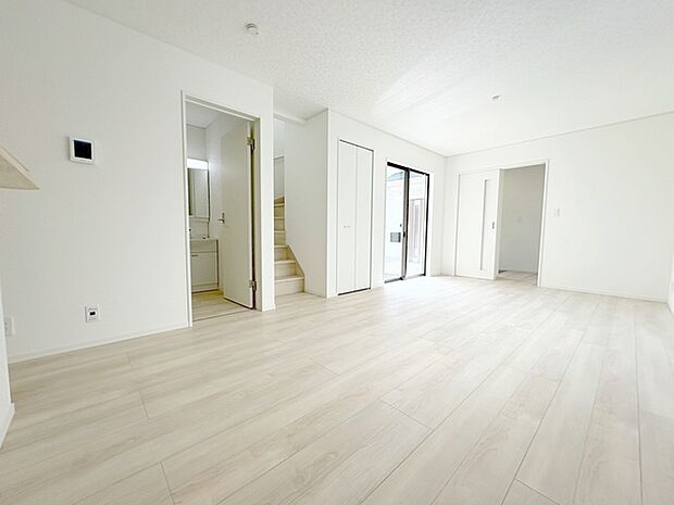 リビングの真ん中に階段がある人気のリビング階段。自然と家族のコミュニケーションが増えます。 