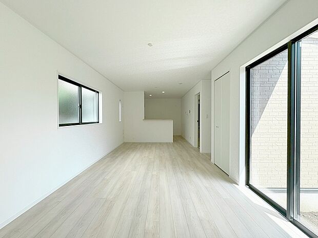 家族が食事するダイニングスペースをキッチンから見渡せる設計に。お料理をしながら家族とのコミュニケーションが増えそうな予感。 