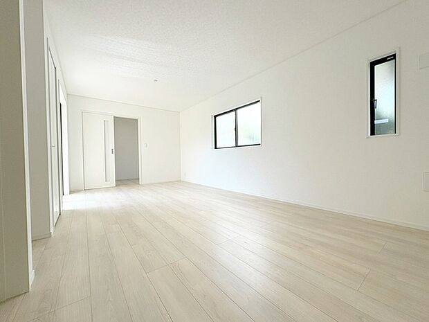 家族の集まるリビングは気持ちの良い自然光が差し込む団欒空間。室内のご見学予約も随時、受付中ですのでお気軽にお問合せください。