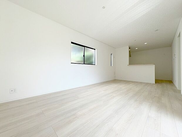 実際に室内をご見学頂くと生活のイメージが広がると思います。家具を置いたイメージや窓からの景色など。周辺で販売に出している物件も一緒にまとめてご見学頂き、比較する事もできます。