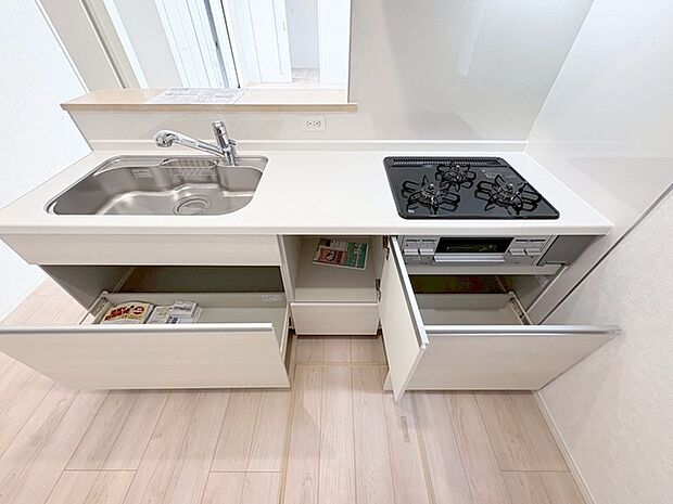 カウンターキッチンならではの開放的な見通し、全体が見渡せることでご家族の団欒スペースもより明るく笑顔が溢れる空間となります。