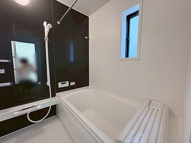 一日の疲れを癒してくれるゆったりとしたバスルームです。